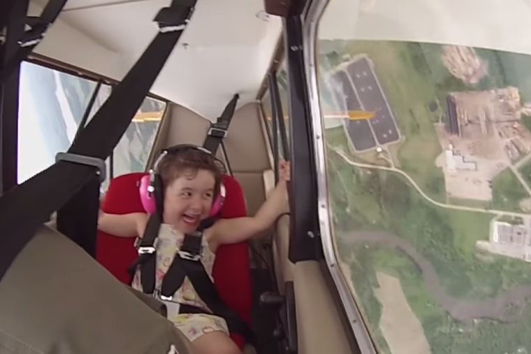 Smeh do suza: Kad ćerkica krene sa tatom pilotom na njegov posao! (VIDEO)