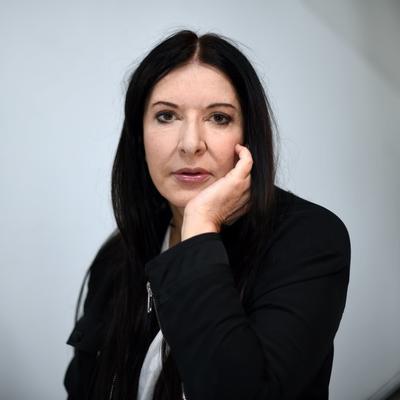 Koketirala sa smrću 6 sati: Marina Abramović krvava i gola!