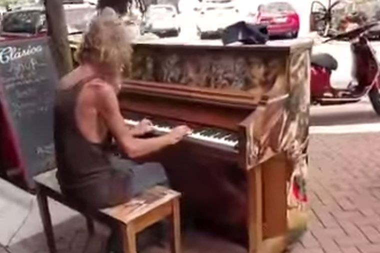 Beskućnik je seo za klavir: Ono što je usledilo raznežilo je sve! (VIDEO)