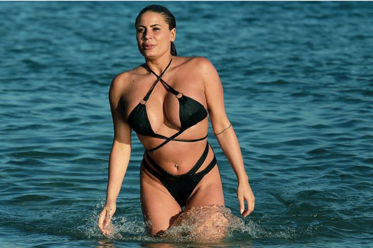 Misteriozna devojka napravila pometnju na grčkim plažama! (FOTO)