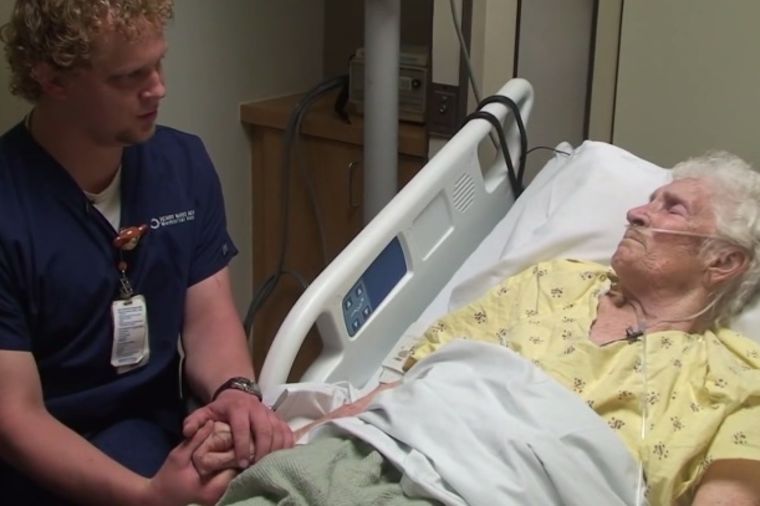 Zovu ga Anđeo: Pacijentima na samrti ulepšava poslednje dane (VIDEO)