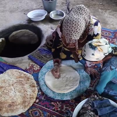 Fantastična umetnost pravljenja hleba: Ovako to rade bake u Tadžikistanu! (VIDEO)