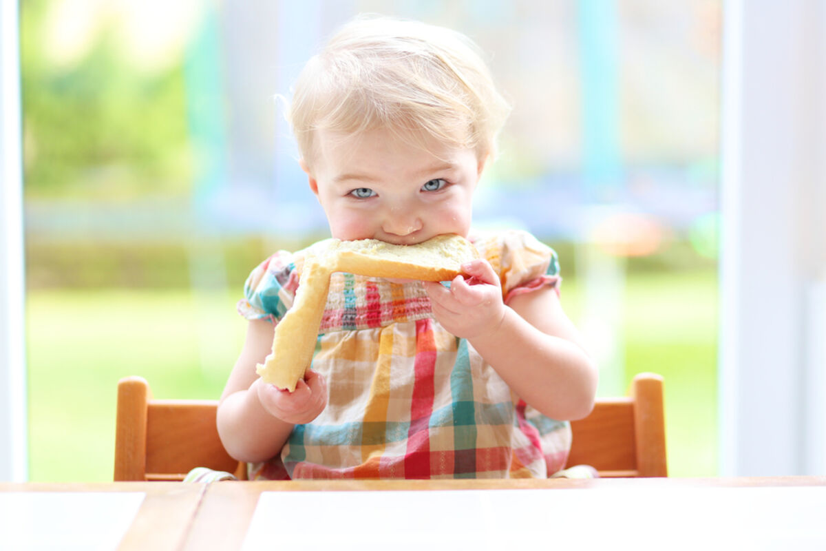 Дети едят масло. Ребенок кушает. Хлеб для детей. Мальчик ест бутерброд. Ребенок ест бутерброд.