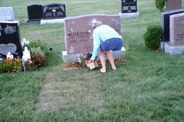 Postavila kameru na majčin grob: Zaprepastio ju je snimak! (VIDEO)