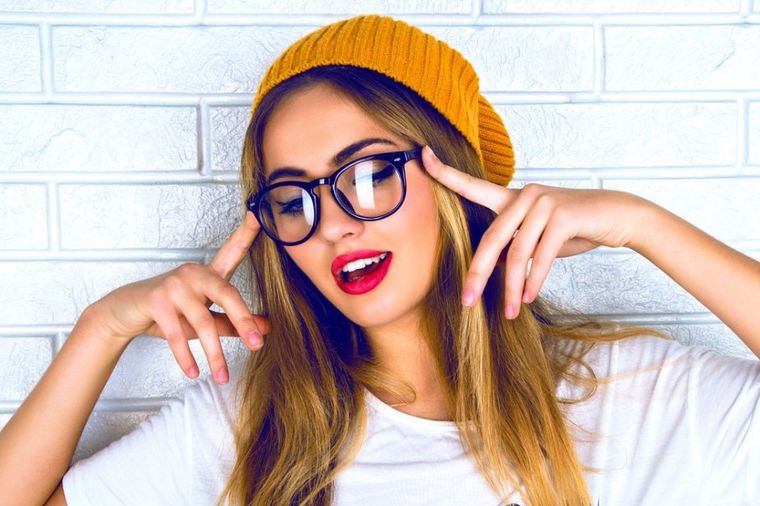 Top 8 pravila šminkanja za žene koje nose naočare: Izgledajte kao svetska diva!