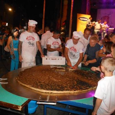 Leskovačka roštiljijada: Napravljena najveća pljeskavica na svetu! (FOTO)