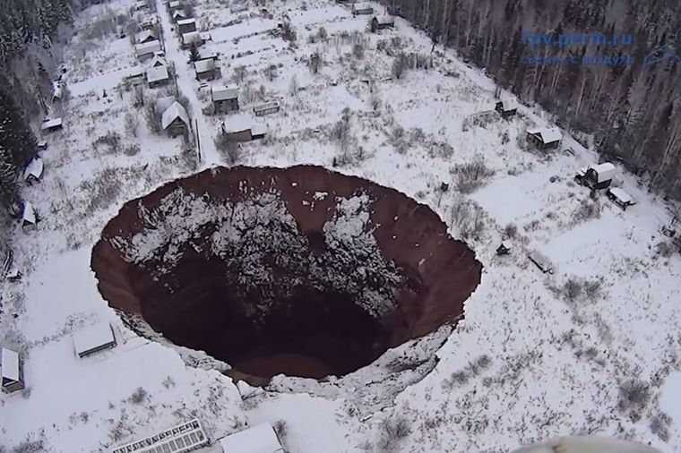 Čudo u Rusiji: Ogromna rupa preti da proguta ceo grad! (VIDEO)