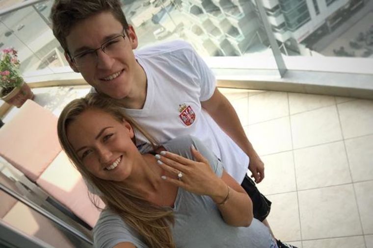 Velimir Stjepanović zaprosio devojku: Najsrećniji dan našeg plivača! (FOTO)