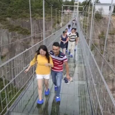 Pukao stakleni most u Kini: Ljudi vrištali u panici! (VIDEO)