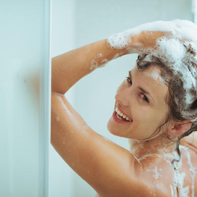 Žene širom sveta su poludele za ovim tretmanom: Napravite piling za čišćenje kože glave! (RECEPT)