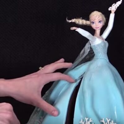 Napravite svojoj ćerki rođendansku tortu sa temom Frozen: Evo kako! (VIDEO)