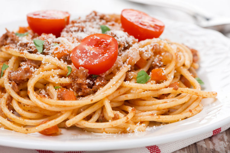 Slasne špagete sa slaninicom i belim lukom: Gotove za 15 minuta!