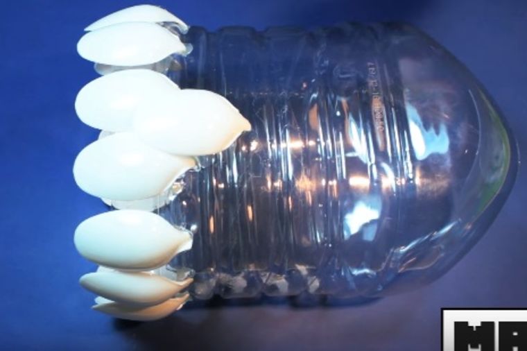 Plastičnu flašu je oblepio kašičicama: Kad pogledate šta je dobio, uradićete isto! (VIDEO)