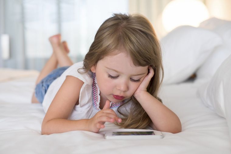 Pažnja, roditelji: Ovo treba da znate pre nego što kupite detetu prvi mobilni telefon!