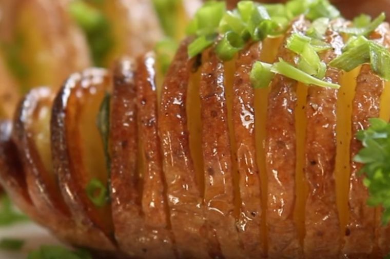 Isekao je krompir na šnite i napravio sjajan ručak: Brzo, jednostavno i ukusno! (VIDEO)
