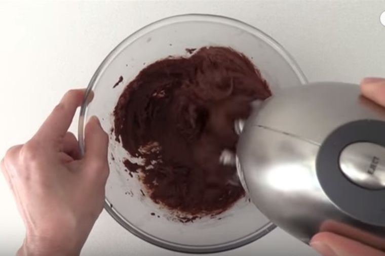 Čokoladu je umutila sa malo vode: Kad vidite zašto, krenuće vam voda na usta! (VIDEO)