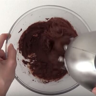 Čokoladu je umutila sa malo vode: Kad vidite zašto, krenuće vam voda na usta! (VIDEO)