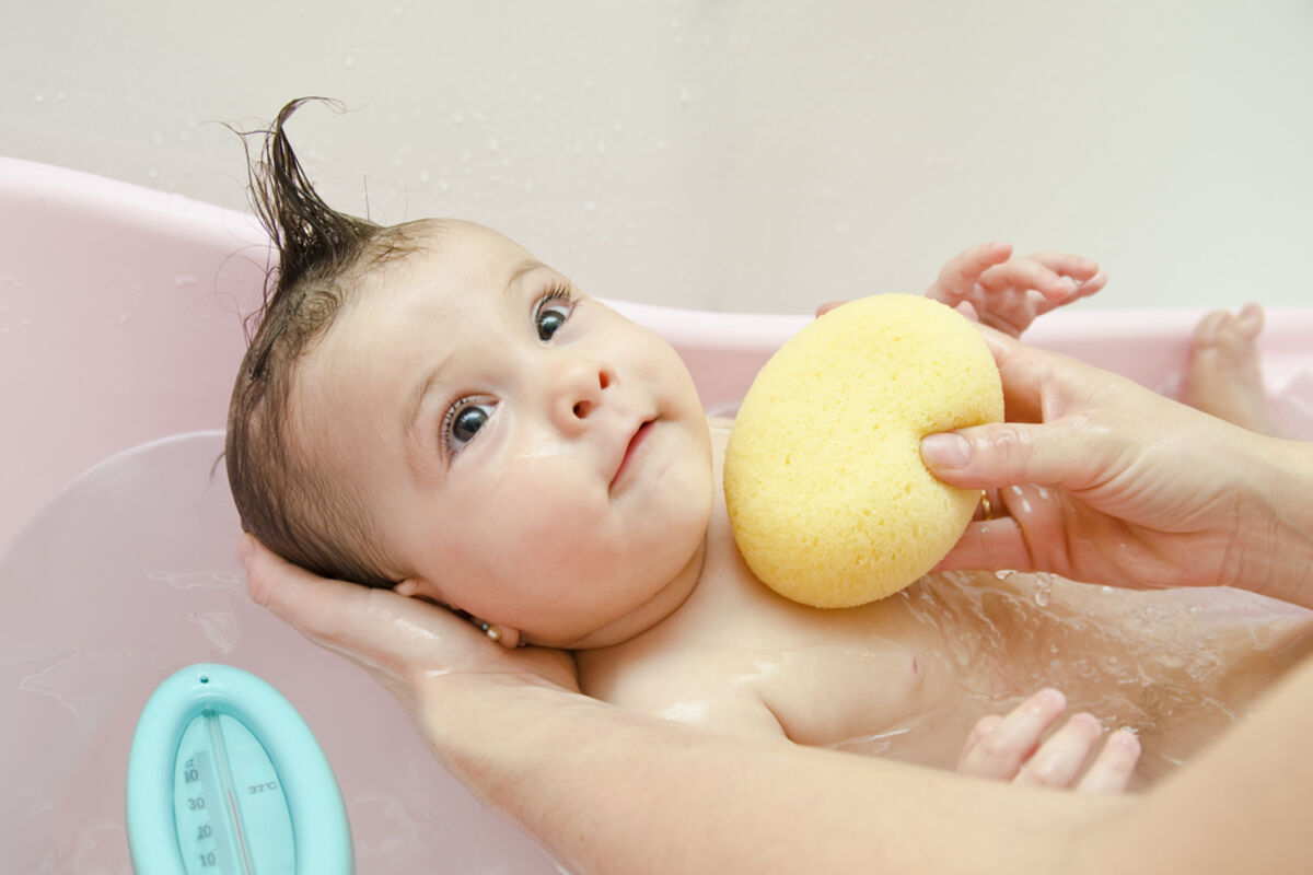 Первый день купания. Купание младенца. Купание грудничка. Для купания новорожденных. Купание малыша в ванночке.