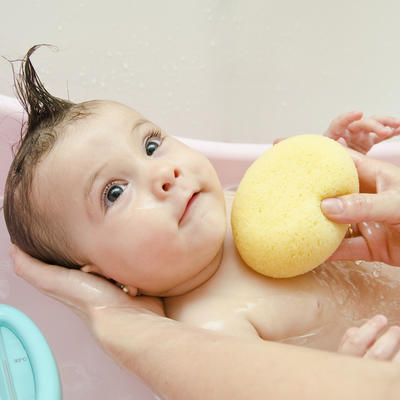 Mame, obratite pažnju: Šta sve treba da znate o kupanju bebe