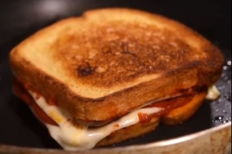 Najukusniji pica sendvič svih vremena: Pripremite idealnu večeru! (VIDEO)