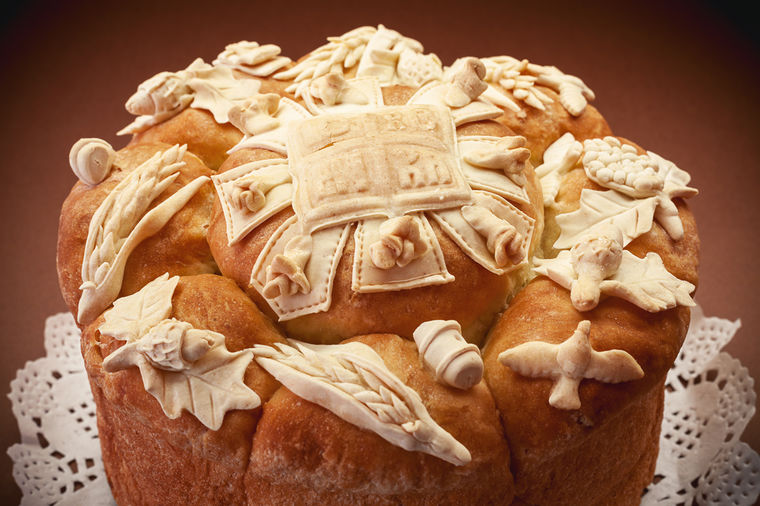 Kako ukrasiti slavski kolač: Svaki simbol ima svoje značenje, a porodici donosi ovo! (FOTO)