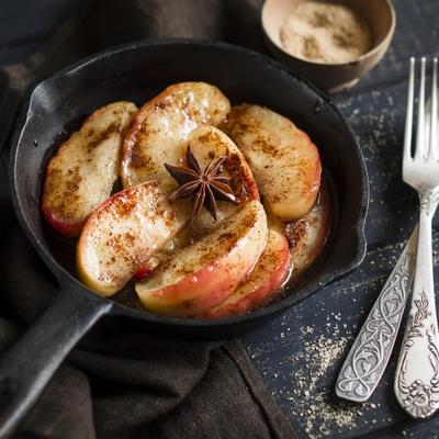 Kolač za 15 minuta: Tople jabuke sa cimetom