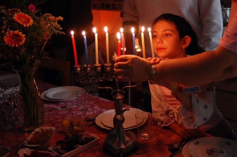 Jevreji večeras dočekuju Hanuku: Svi običaji vezani za praznik svetlosti!