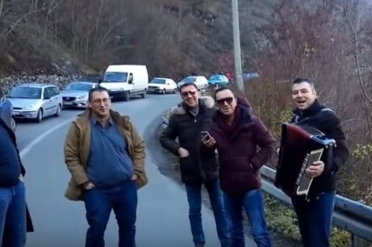 Samo u Bosni i Hercegovini nema nervoze: Zastoj u saobraćaju pretvorili u dernek! (VIDEO)