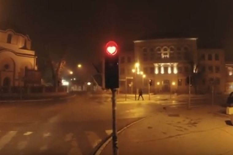 Najoriginalniji semafor u Srbiji: U Čačku se svi zadržavaju na prelazu zbog njega! (VIDEO)
