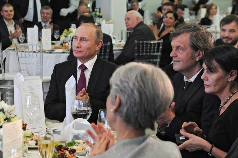 Za istim stolom: Emir Kusturica rame uz rame sa Putinom! (FOTO)