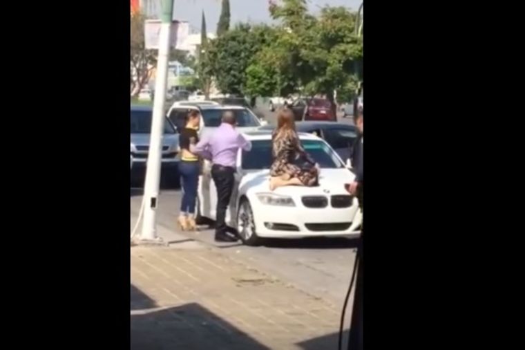 Skandal na sred ulice: Žena oči u oči sa mužem i njegovom ljubavnicom! (VIDEO)