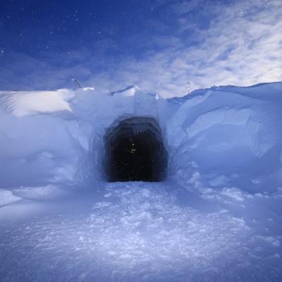 Šetnja ispod 580 metara leda: Ovo je najveći ledeni tunel na svetu! (FOTO)