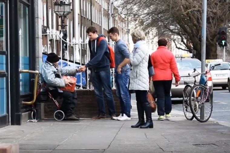 Dobrota koja tera suze na oči: Mladići daruju beskućnike za Božić! (VIDEO)