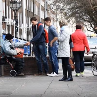 Dobrota koja tera suze na oči: Mladići daruju beskućnike za Božić! (VIDEO)