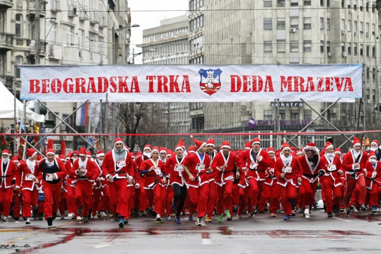 Trka Deda Mrazova u Beogradu: Humanitarna akcija za pomoć deci oboleloj od cerebralne paralize