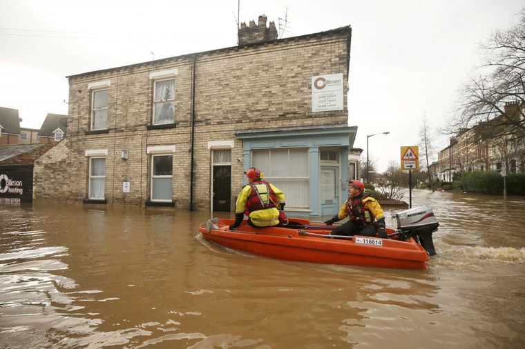 Uzbune širom Engleske: Opasnost po život zbog neviđenih poplava! (FOTO, VIDEO)