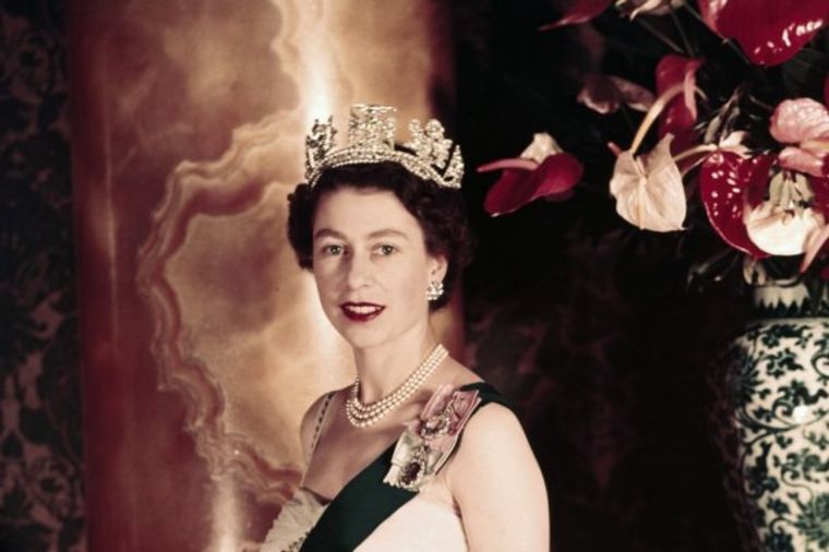 Kraljica Elizabeta: Apsolutni vladar dobrog stila! (FOTO)