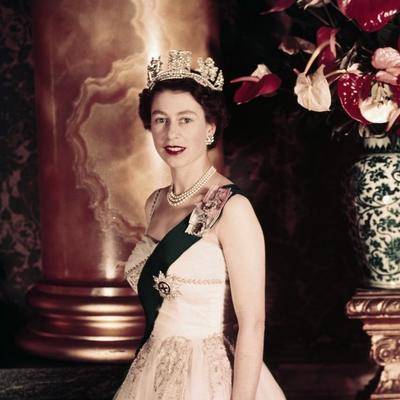 Kraljica Elizabeta: Apsolutni vladar dobrog stila! (FOTO)