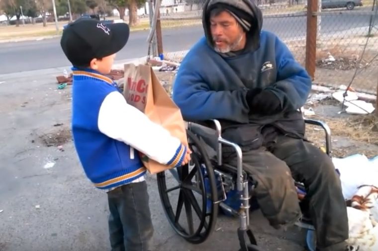 Mališan (6) ogromnog srca: Video beskućnika na ulici, evo šta je uradio! (FOTO, VIDEO)