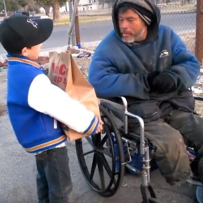 Mališan (6) ogromnog srca: Video beskućnika na ulici, evo šta je uradio! (FOTO, VIDEO)