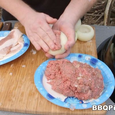 Glavicu luka napunite mlevenim mesom i umotajte u slaninu: Jelo koje ostavlja bez daha! (VIDEO)