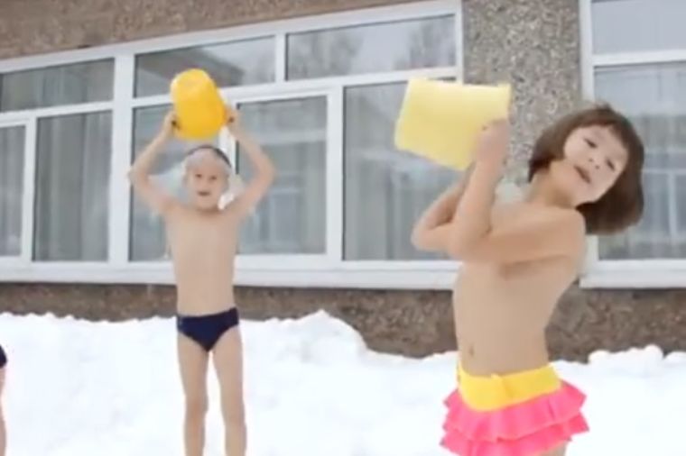 Ovako se čeliče deca u Rusiji: Kupaći kostimi i polivanje vodom na -35! (VIDEO)
