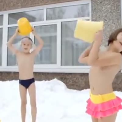 Ovako se čeliče deca u Rusiji: Kupaći kostimi i polivanje vodom na -35! (VIDEO)