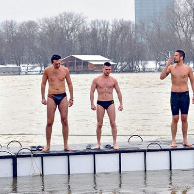 Viteško nadmetanje u ledenoj vodi: Nikola Rokvić plivao za Časni krst! (FOTO)