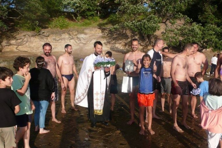 Da se ne zaborave koreni: Srbi plivali za Časni krst i na Novom Zelandu! (FOTO)