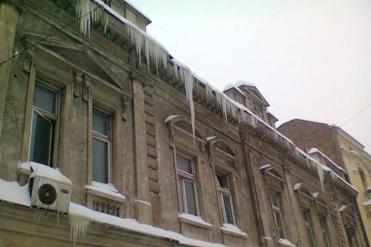 Obratite pažnju na krovove zgrada: Čuvajte se ledenica!