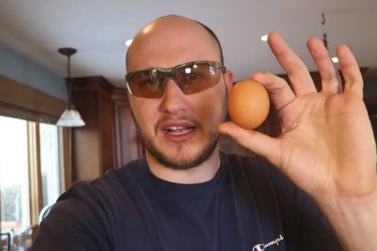 Kad muškarac uđe u kuhinju: Hteo je kuvano jaje iz mikrotalasne, a dobio je ovo! (VIDEO)