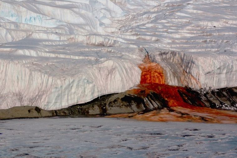 Prirodna vremenska kapsula ispod ledenog glečera: Krvavi vodopadi Antarktika (FOTO)