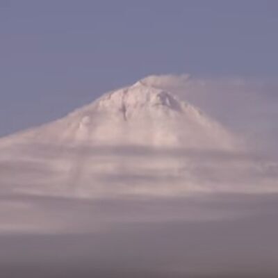 Vatreni prasak iz hladnog brega: Prvi put snimljena erupcija ledenog vulkana! (VIDEO)