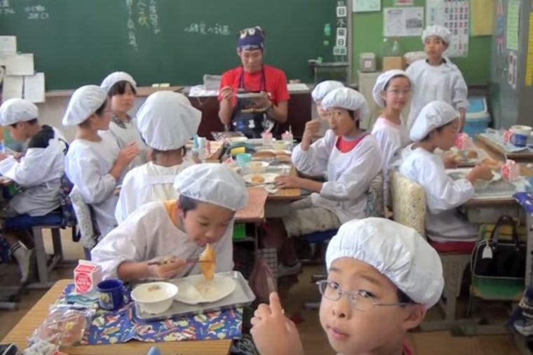 Kako Japanci u školi od dece prave ljude: Snimak koji je osvojio svet! (VIDEO)